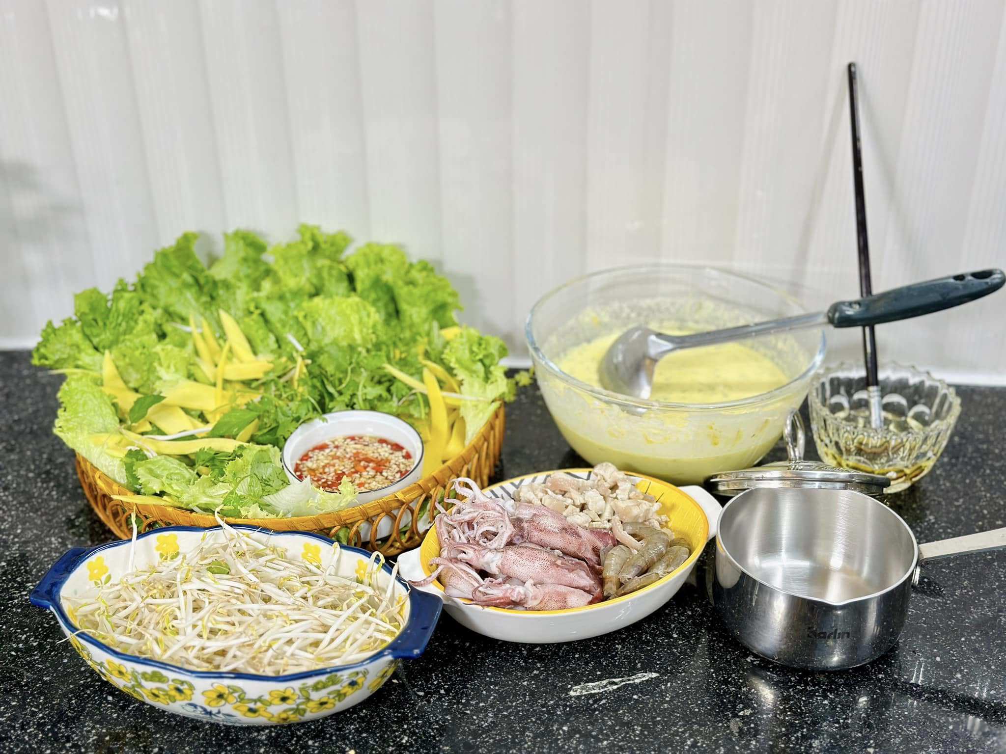 Cách làm bánh xèo cuốn mực tươi chắn nước mắm Ngọc biển