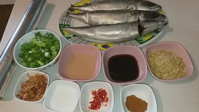 Các nguyên liệu làm cá nục nướng giấy bạc Các nguyên liệu làm cá nục nướng giấy bạc