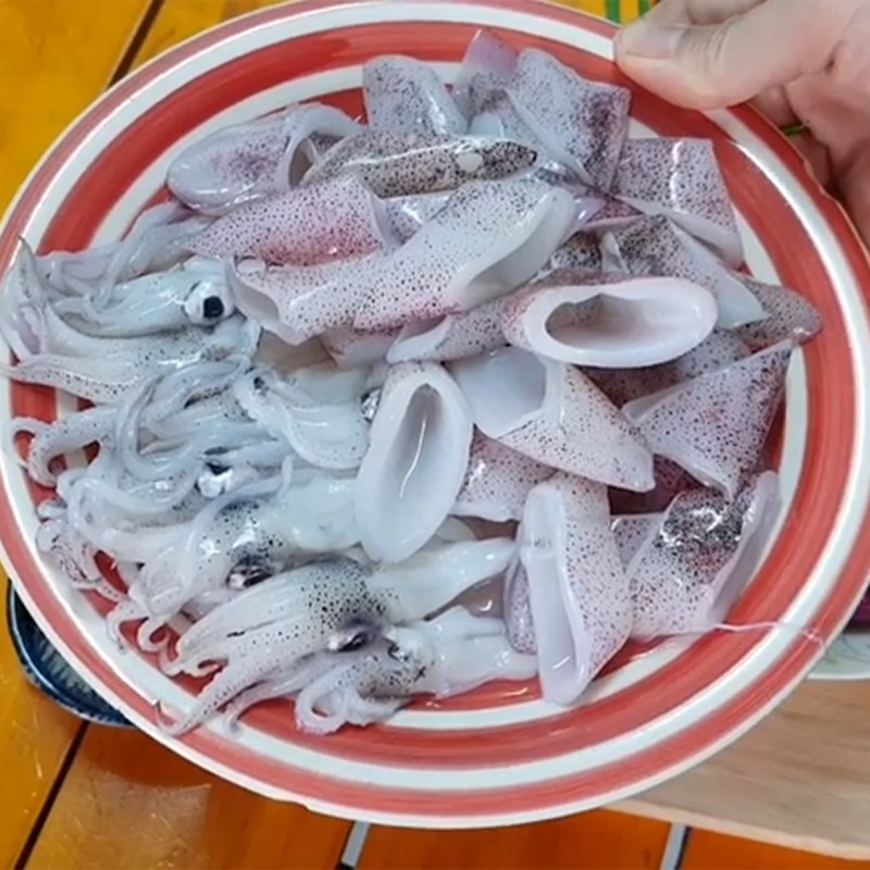 Bước 1 Sơ chế nguyên liệu Mực xào dứa (thơm) chua ngọt