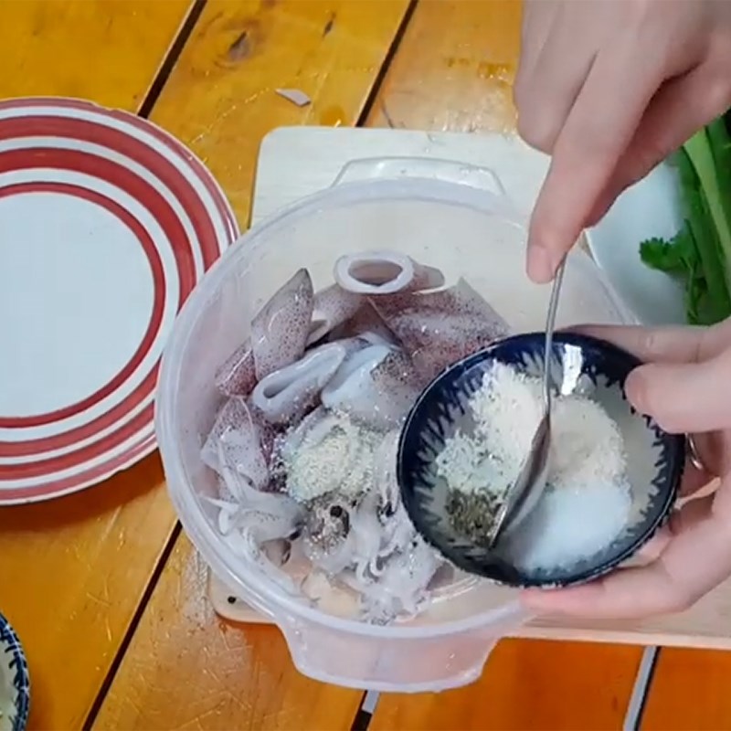 Bước 1 Sơ chế nguyên liệu Mực xào dứa (thơm) chua ngọt