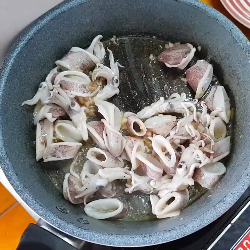 Bước 2 Xào mực Mực xào dứa (thơm) chua ngọt
