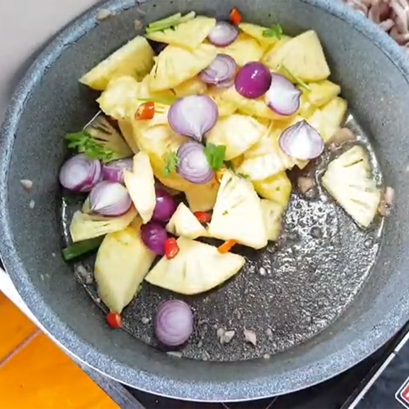 Bước 2 Xào mực Mực xào dứa (thơm) chua ngọt