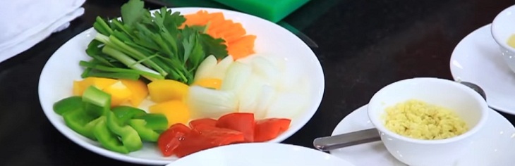 Bước 1 Sơ chế nguyên liệu Mực xào rau củ chua ngọt