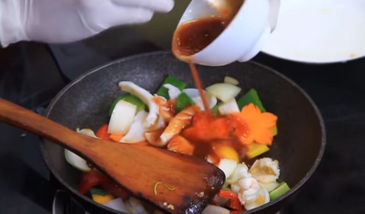 Bước 3 Xào mực Mực xào rau củ chua ngọt