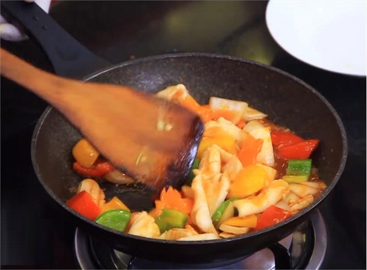 Bước 3 Xào mực Mực xào rau củ chua ngọt